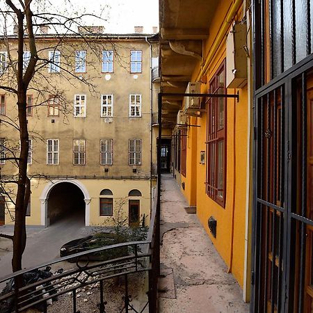 New Faces Design Apartment In Downtown Budapest Luaran gambar